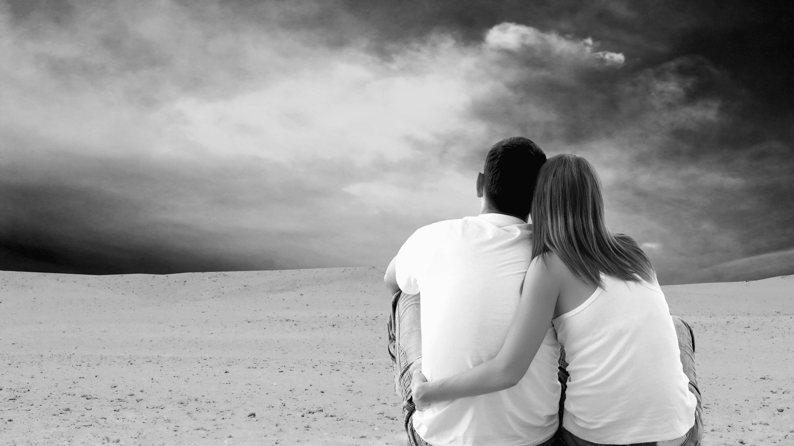 Два человека в пустыне фото