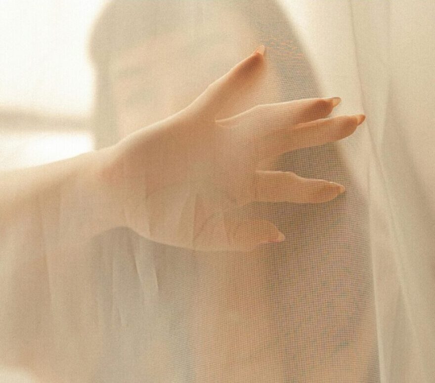 11 Female Body Language Signs Every Man Should Understand